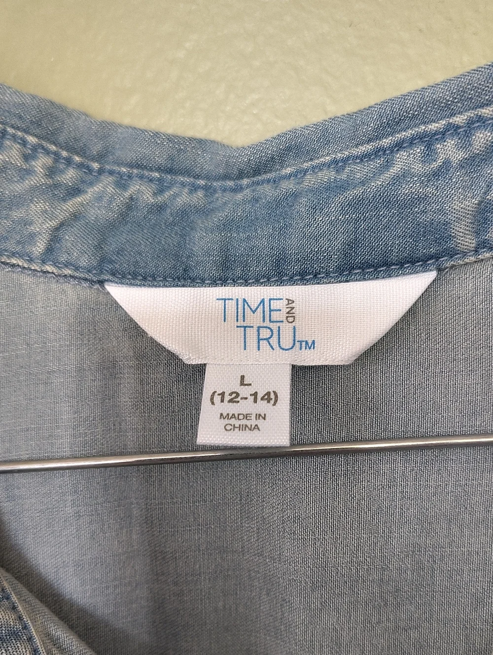 Time and Tru Light Blue Sleeveless Button Front Chambray Top Large NWOT